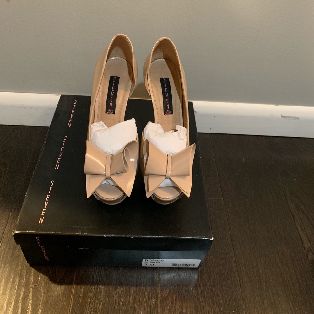 Steven by Steve Madden “Rosale” blush patent pump